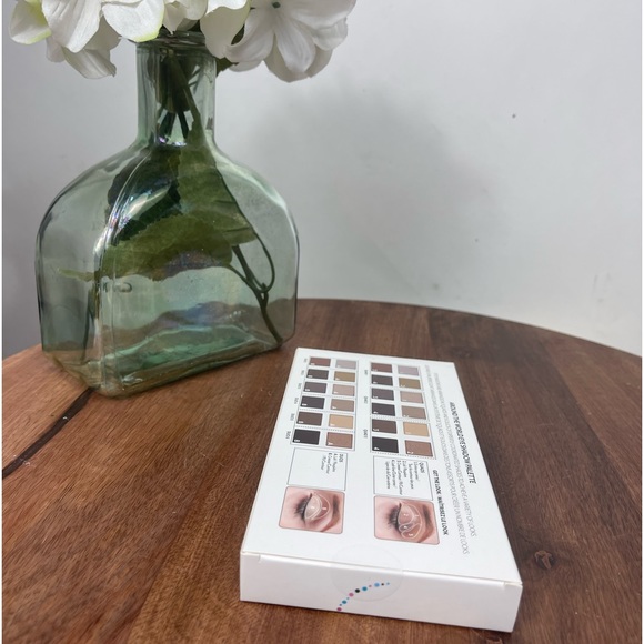 Cargo Cosmetics eye shadow palette. - Picture 5 of 6